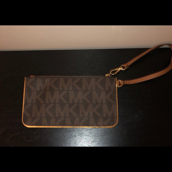 Michael Kors Wristlet,Size approx-7 5/8” x 4” - Picture 3 of 7